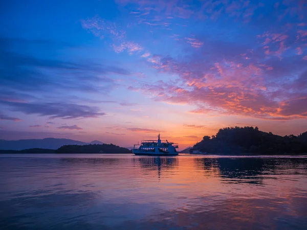 Ferry Boat Napkeltekor Nidri Bay Lefkas Jón Sziget Görögország — Stock Fotó