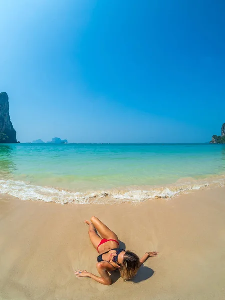 Donna Che Riposa Sulla Spiaggia Tropicale Railay Krabi Thailandia — Foto Stock