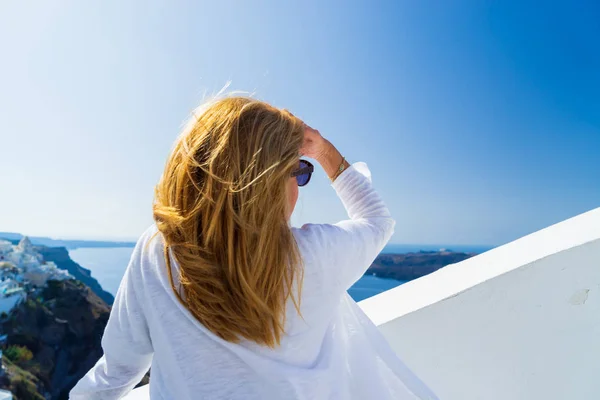 Mujer Vacaciones Lujo Mirando Vista Isla Santorini Grecia Increíble Vista —  Fotos de Stock