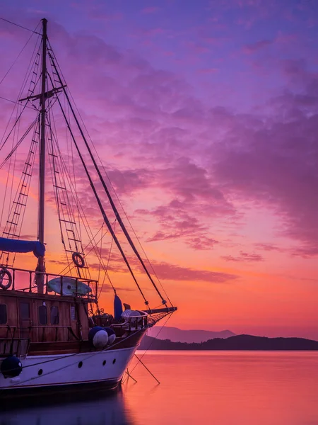 Veleiro Nascer Sol Baía Nidri Ilha Lefkas Grécia — Fotografia de Stock