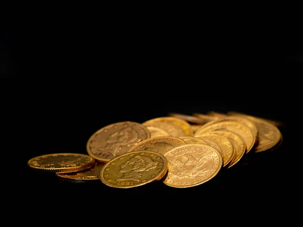 Primer Plano Oro Real Dinero Moneda Apilamiento Sobre Fondo Oscuro — Foto de Stock