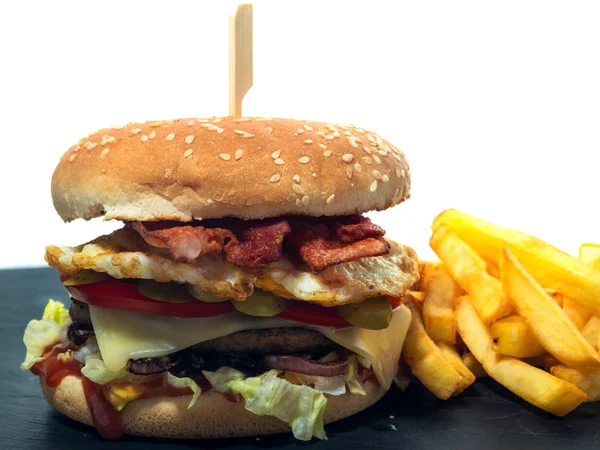 Nagy Ízletes Hamburger Vagy Grillezett Hús Sajt Paradicsom Bacon Hagyma — Stock Fotó