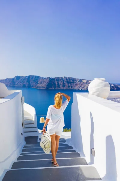 Luxusní Žena Dovolené Při Pohledu Ostrov Santorini Řecku Úžasný Výhled — Stock fotografie