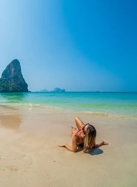 Frau Ruht Sich Tropischen Strand Von Railay Krabi Thailand Aus — Stockfoto