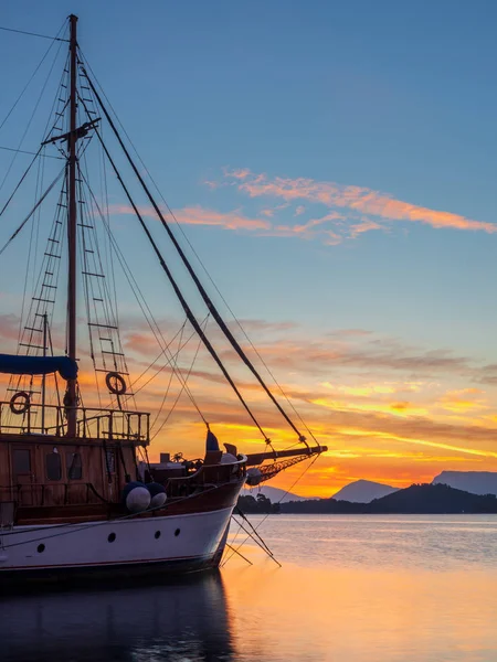 Lefkas Adası Yunanistan Nidri Körfezi Üzerinde Gündoğumu Yelkenli — Stok fotoğraf