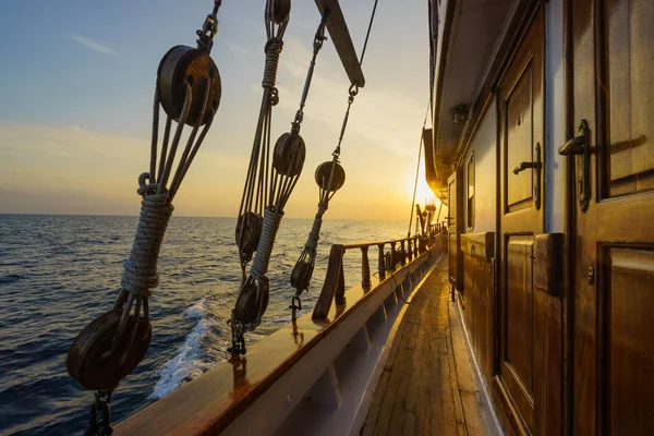 Zonsondergang Het Dek Van Zeilboot Terwijl Cruisen Cycladen Griekenland — Stockfoto