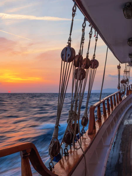 Sunset Sailboat Deck While Cruising Cyclades Greece Long Exposure — Stock Photo, Image