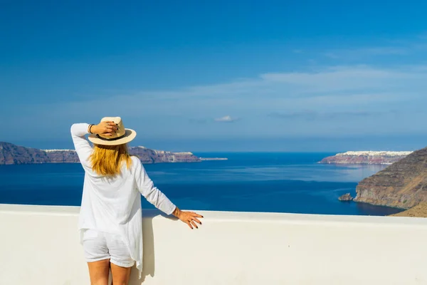Luxe Reis Vakantie Vrouw Zoek Naar Uitzicht Santorini Eiland Griekenland — Stockfoto