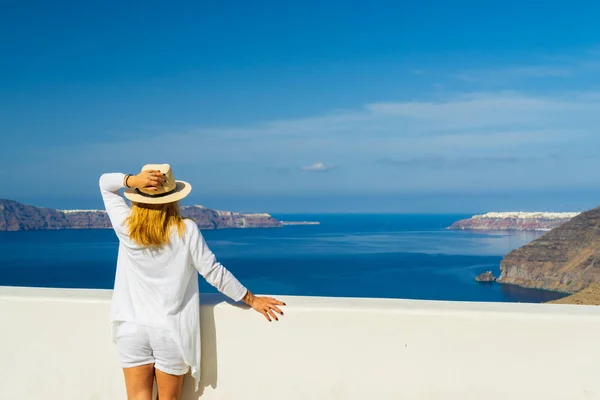 Mujer Vacaciones Lujo Mirando Vista Isla Santorini Grecia Increíble Vista —  Fotos de Stock