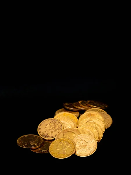 Zbliżenie Pieniądze Prawdziwe Złoto Monety Układania Ciemnym Tle — Zdjęcie stockowe