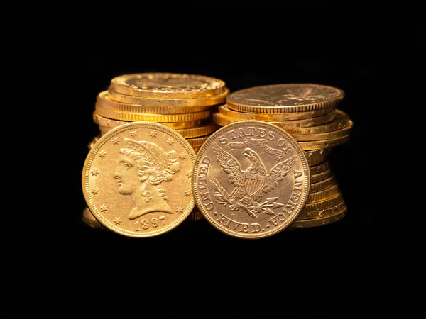 关闭真正的黄金钱硬币堆叠在黑暗的背景 — 图库照片