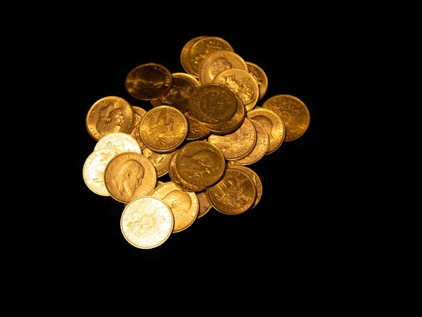 Nahaufnahme Von Echten Goldmünzen Auf Dunklem Hintergrund — Stockfoto