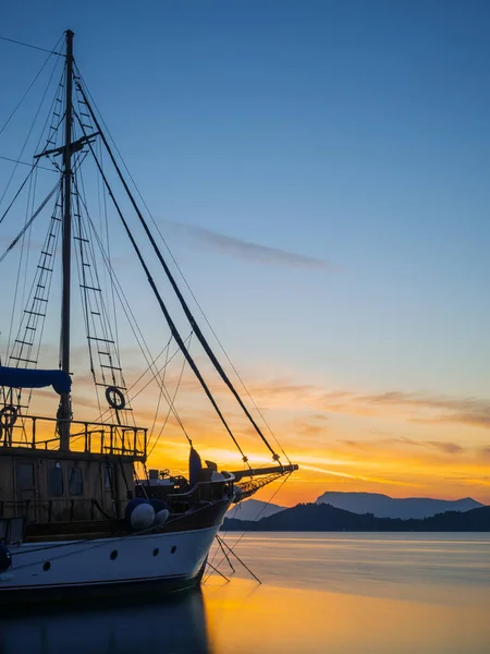 Zeilboot Bij Zonsopgang Baai Van Nidri Lefkas Eiland Griekenland — Stockfoto