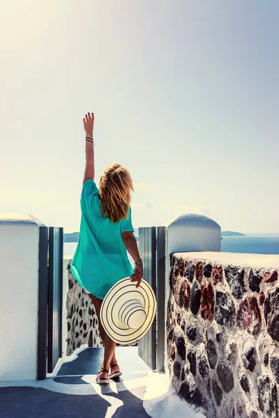 럭셔리 여성은 그리스 산토리니 섬에서 관광을 바다와 칼데라의 놀라운 — 스톡 사진