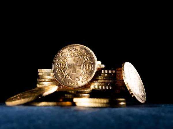 Echte Goldmünzen Auf Dunklem Hintergrund — Stockfoto