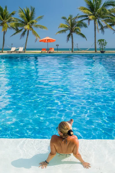 Mooie Vrouw Ontspannen Een Zwembad Zomer Resort — Stockfoto