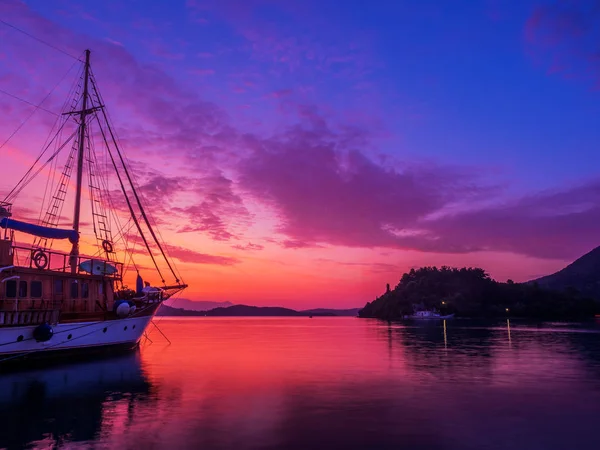 Barca Vela All Alba Sulla Baia Nidri Nell Isola Lefkas — Foto Stock