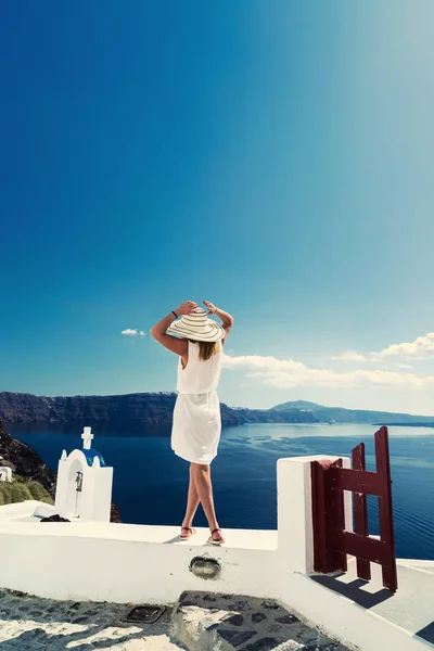 Voyage Luxe Femme Vacances Regardant Vue Sur Île Santorin Grèce — Photo