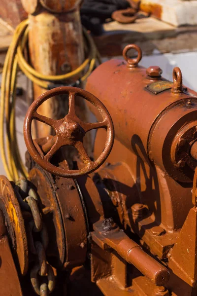 device for lifting the anchor in the first part of the ship.