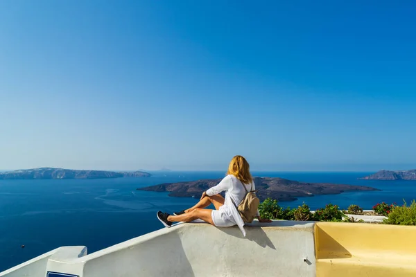 Voyage Luxe Femme Vacances Regardant Vue Sur Île Santorin Grèce — Photo