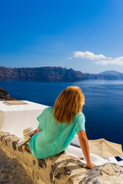 Luxury Travel Vacation Woman Looking View Santorini Island Greece Amazing — Stock Photo, Image