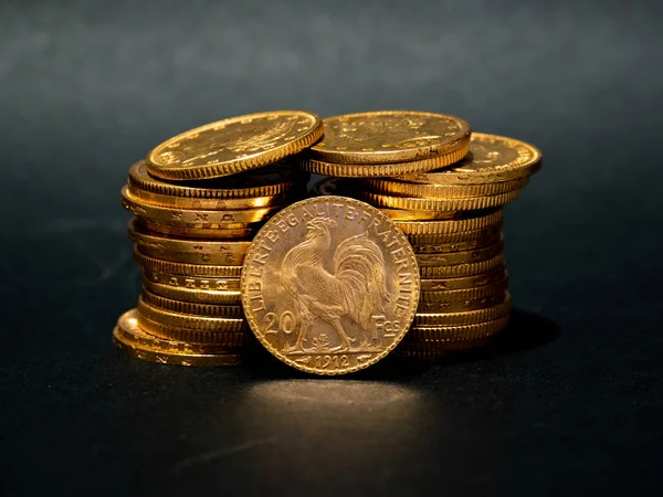 Zblízka Skutečné Zlaté Peníze Mince Stohování Tmavém Pozadí — Stock fotografie