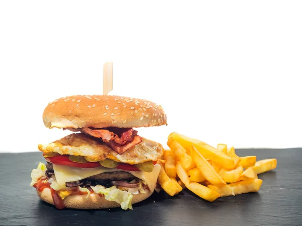 Duży Smaczny Hamburger Lub Cheeseburger Grillowanego Mięsa Ser Pomidor Boczek — Zdjęcie stockowe