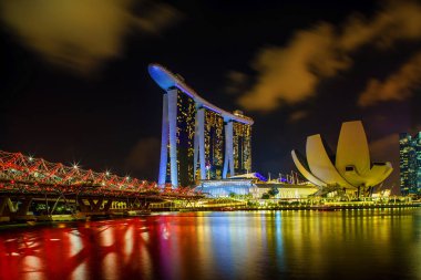 Singapore City, Singapur - 13 Nisan 2018: Marina Bay geceleri Asya'nın en büyük oteli kumları. 27 Nisan 2010 tarihinde açıldı. 