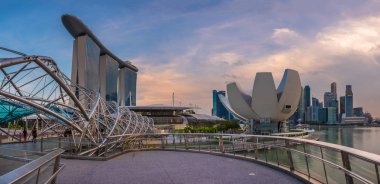 Singapur - 20 Nisan 2018: Helix Bridge doğal görünümünü. Marina Bay Sands Hotel Skypark üst kısmında kuleleri ile mavi gökyüzü arka plan üzerinde görünür. Harika cityscape.