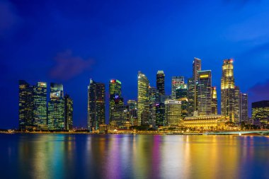 Singapore, Singapur - 13 Nisan 2018: Singapur şehir manzarası, Singapur ikonik yerlerinden olan, görünüm