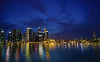 Singapore, Singapur - 14 Nisan 2018: Singapur şehir manzarası, Singapur ikonik yerlerinden olan, görünüm