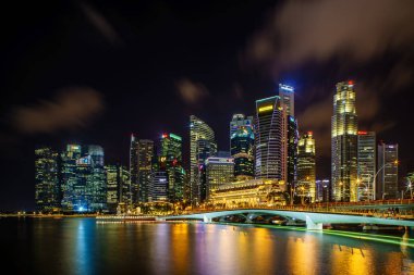 Singapore, Singapur - 13 Nisan 2018: Singapur şehir manzarası, Singapur ikonik yerlerinden olan, görünüm