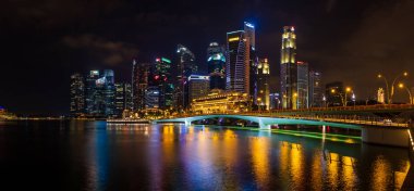 Singapore, Singapur - 22 Nisan 2018: Singapur şehir manzarası, Singapur ikonik yerlerinden olan, görünüm