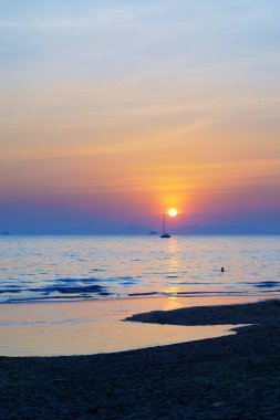 Günbatımında güzel tropikal plaj