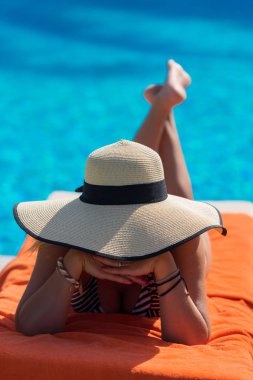 Havuzun yanındaki kadın.