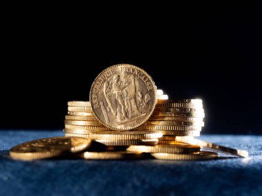 Koyu arka plan üzerinde gerçek altın paralar