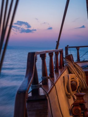 Kiklad Adaları Yunanistan uzun pozlama içinde seyir sırasında Yelkenli güverte günbatımında