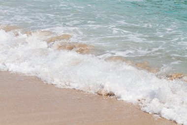 Kumlu sahilde denizin yumuşak dalgası