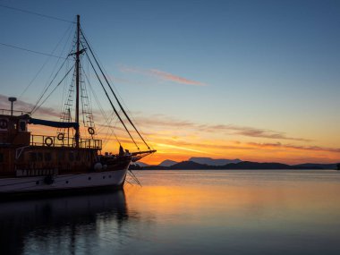 Lefkas Adası Yunanistan Nidri Körfezi üzerinde gündoğumu, Yelkenli