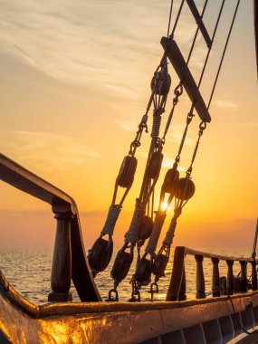 Kiklad Adaları Yunanistan seyir sırasında Yelkenli güverte günbatımında