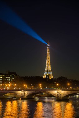 Paris - 5 Kasım 2018: Geceleri Eyfel Kulesi. Fransa'nın en çok ziyaret edilen anıt Eiffel Kulesi değil.