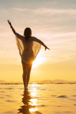 Tayland gün batımında sahilde güzel kadın