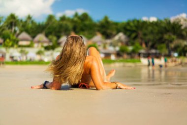 Tropikal lüks resort Tayland plaj rahatlatıcı kadın