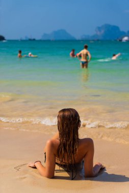 Yaz tropik plajında dinlenen tatlı bir kadın. Cennet 'te kış tatili.