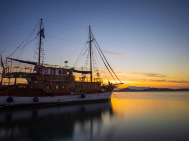 Lefkas Adası Yunanistan Nidri Körfezi üzerinde gündoğumu, Yelkenli