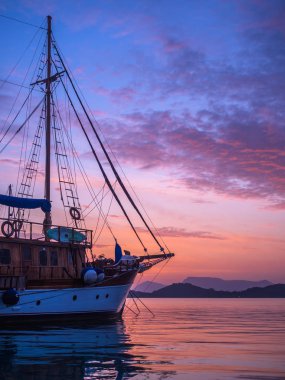 Lefkas Adası Yunanistan Nidri Körfezi üzerinde gündoğumu, Yelkenli