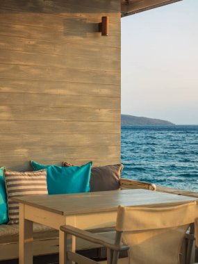 renkli kahve yer Lounge deniz kenarında