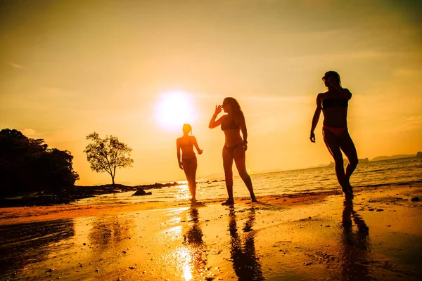 Tre Donne Spiaggia Tramonto — Foto Stock