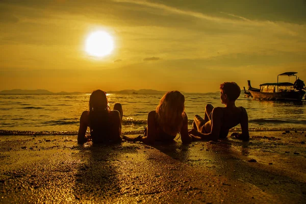 Tre Donne Spiaggia Tramonto — Foto Stock