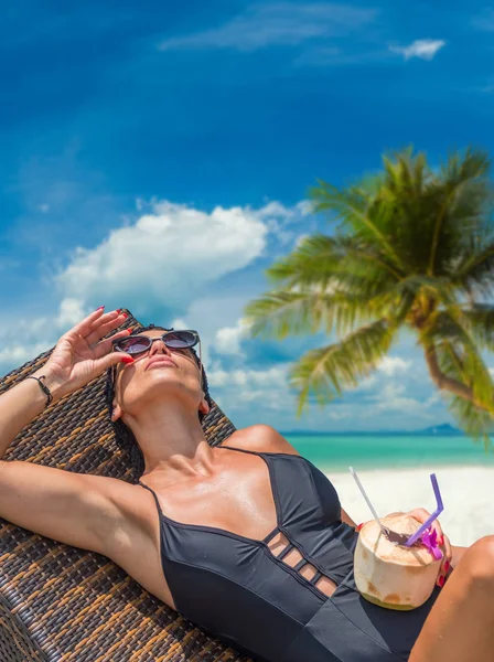 Vrouw Aan Het Strand Een Zonnebank — Stockfoto